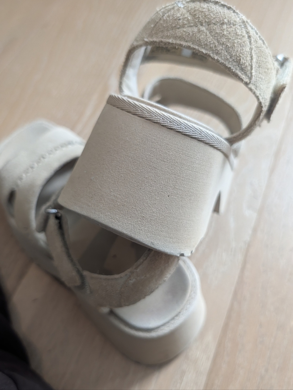 UGG Women’s Tan Suede Platform Sandals - Picture 13 of 13